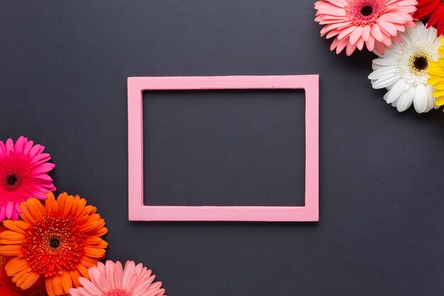 Arranjo bonito de flores gerbera e espaço de cópia