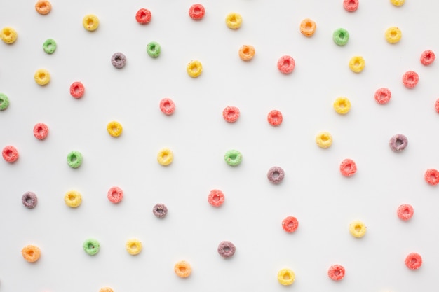 Foto grátis arranjo colorido de cereais em uma mesa