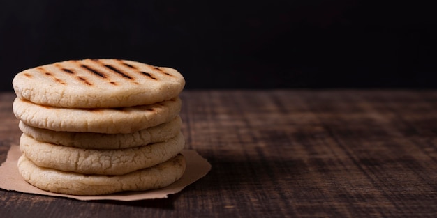 Arranjo com arepas grelhadas