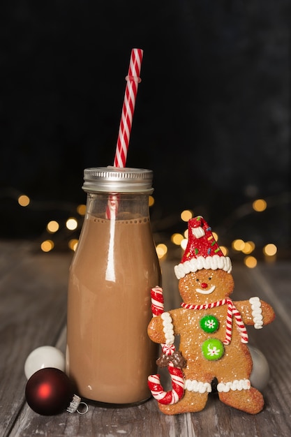 Arranjo com bebida deliciosa e homem-biscoito