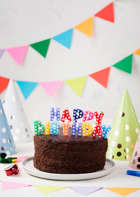 Arranjo com bolo de chocolate para aniversário