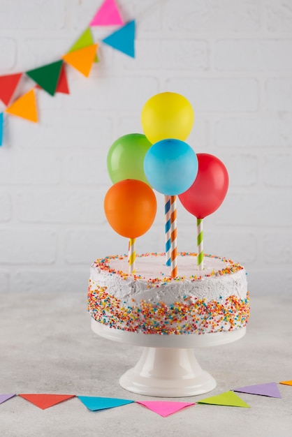 Foto grátis arranjo com bolo delicioso e balões