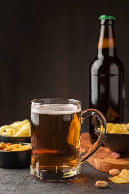 Arranjo com caneca de cerveja e petiscos