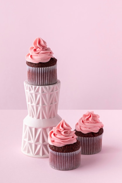 Foto grátis arranjo com deliciosos cupcakes