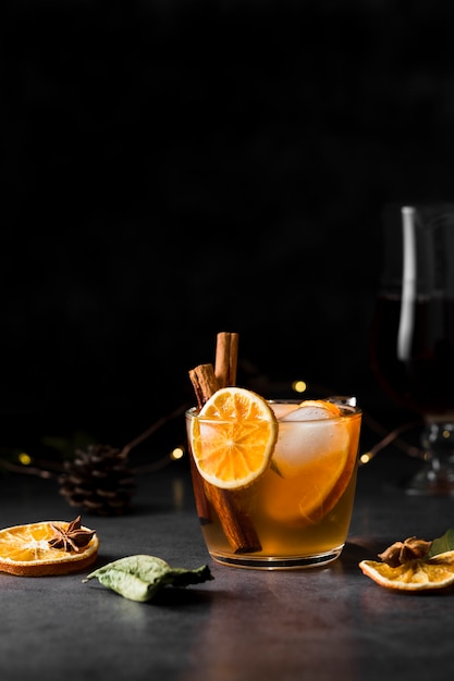 Arranjo com fatia de laranja e bebida saborosa