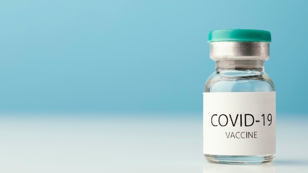 Arranjo com frasco de vacina de coronavírus