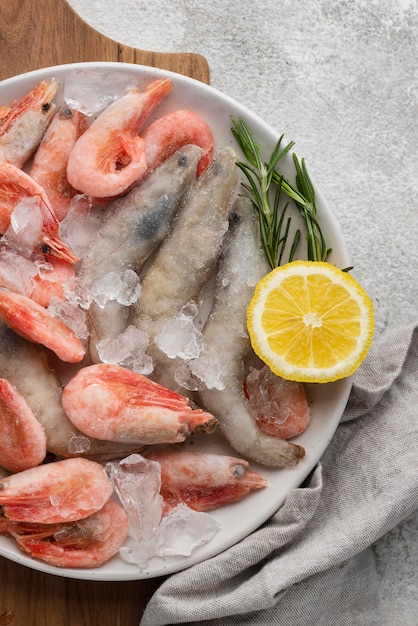 Arranjo com frutos do mar congelados na mesa