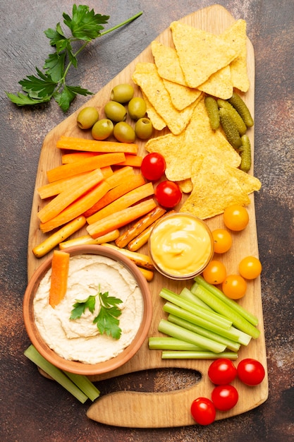 Arranjo com legumes e batatas fritas