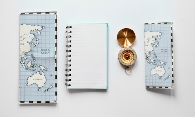 Arranjo com mapas e caderno