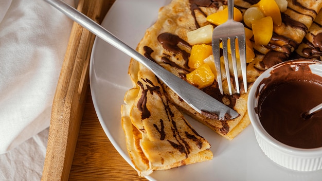 Foto grátis arranjo com panquecas e chocolate