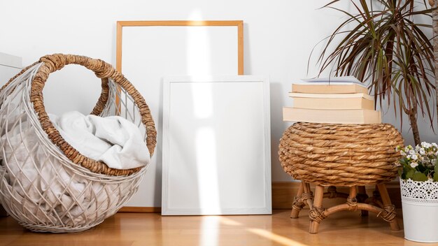 Arranjo com quadros vazios dentro de casa