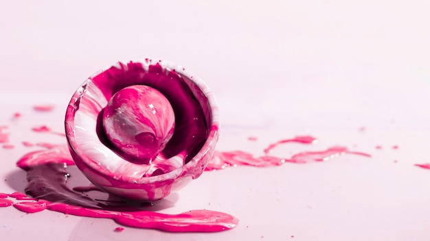 Arranjo com salpicos de tinta rosa