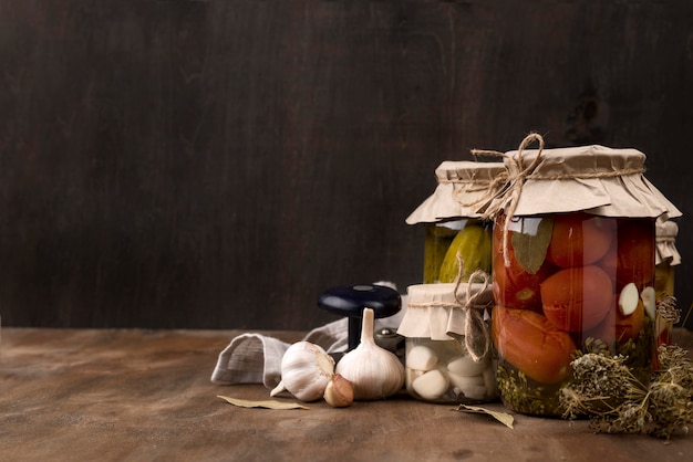 Foto grátis arranjo com tomate em conserva