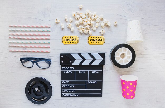 Arranjo criativo de acessórios de cinema