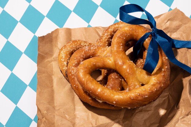 Arranjo da Oktoberfest com delicioso pretzel