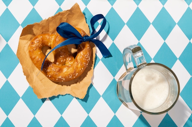 Arranjo da oktoberfest com delicioso pretzel