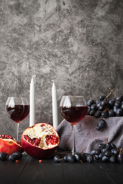 Arranjo de ação de graças com taças de vinho