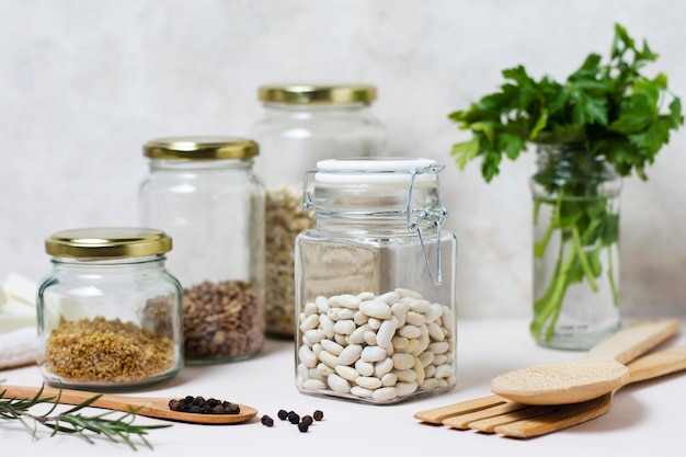 Foto grátis arranjo de alimentos e condimentos de vista frontal