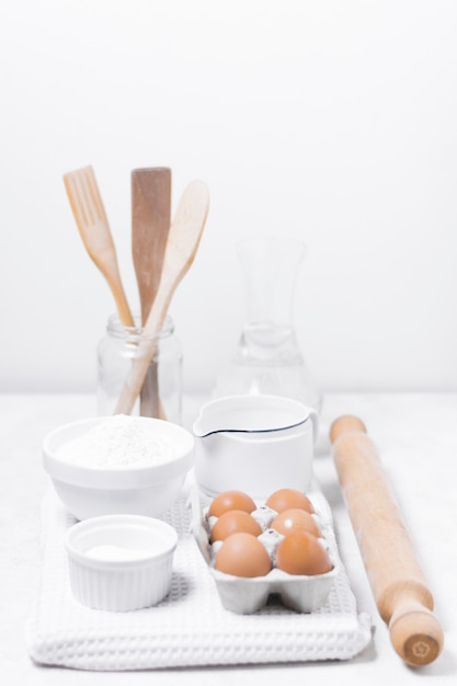 Foto grátis arranjo de alta visão de produtos lácteos para pão doce