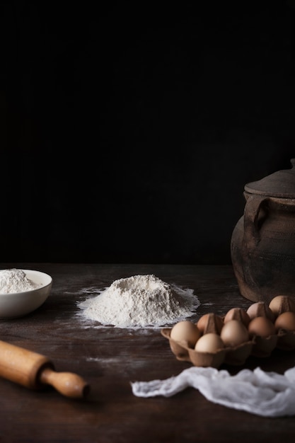 Arranjo de alto ângulo com farinha e ovos