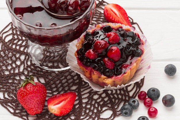 Foto grátis arranjo de alto ângulo com mini tarte