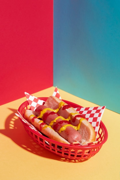 Foto grátis arranjo de alto ângulo com saboroso cachorro-quente e cesta