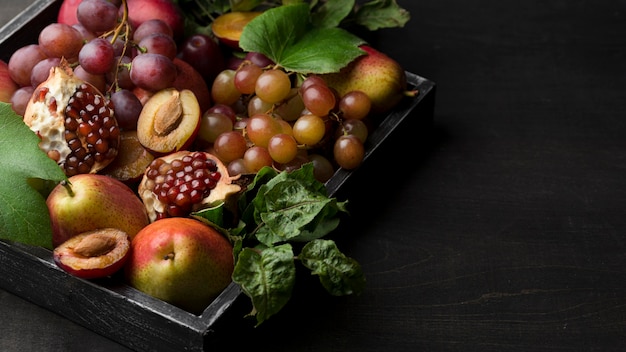 Foto grátis arranjo de alto ângulo de deliciosas frutas de outono