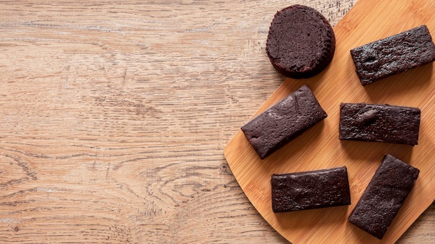 Foto grátis arranjo de barras de chocolate com espaço para texto