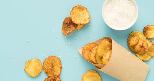 Foto grátis arranjo de batatas fritas com espaço para texto