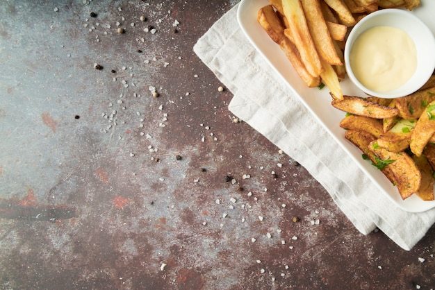 Arranjo de batatas fritas com molho e cópia espaço