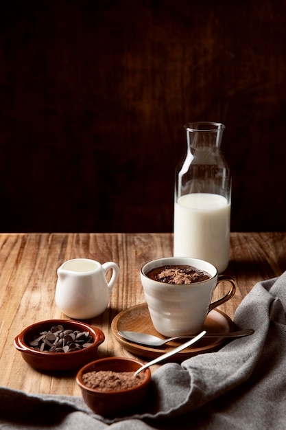 Foto grátis arranjo de bebida de chocolate quente