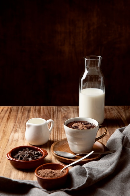 Arranjo de bebida de chocolate quente