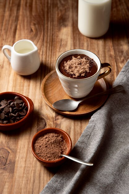 Arranjo de bebida de chocolate quente