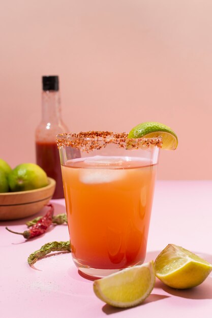 Arranjo de bebida picante michelada