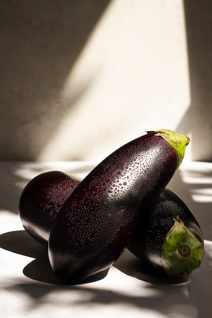 Foto grátis arranjo de berinjelas cruas frescas