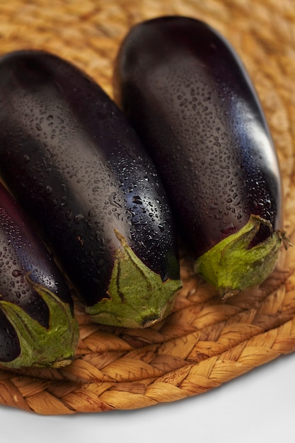 Foto grátis arranjo de berinjelas cruas frescas