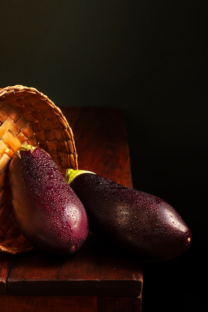 Foto grátis arranjo de berinjelas cruas frescas