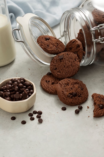 Foto grátis arranjo de biscoitos de chocolate alto ângulo