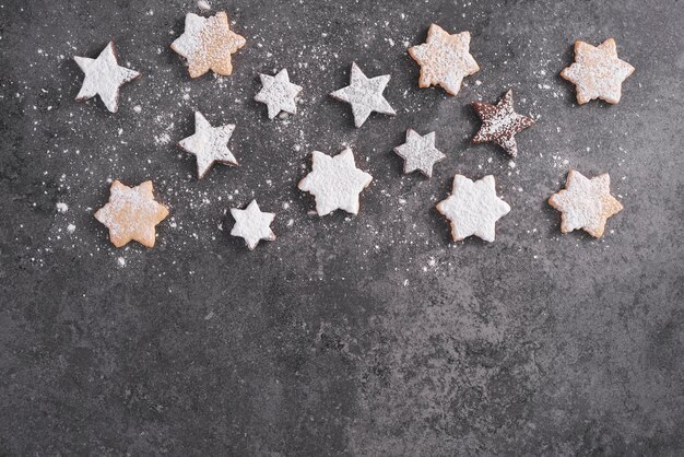 Arranjo de biscoitos de gengibre em forma de estrela