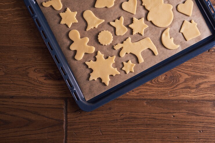 Foto grátis arranjo de biscoitos de gengibre na assadeira