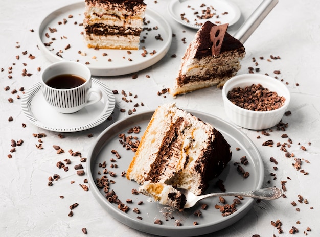 Arranjo de bolo de chocolate alto ângulo