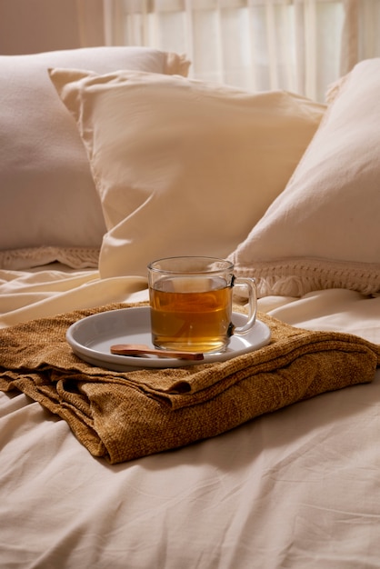 Foto grátis arranjo de cama aconchegante de alto ângulo com chá