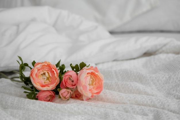 Foto grátis arranjo de cama com lençóis limpos