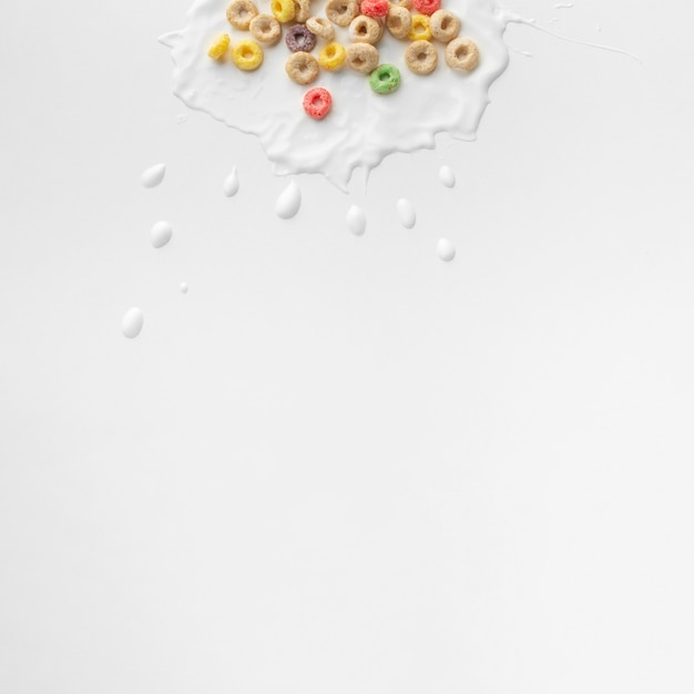 Foto grátis arranjo de cereais coloridos com espaço de cópia