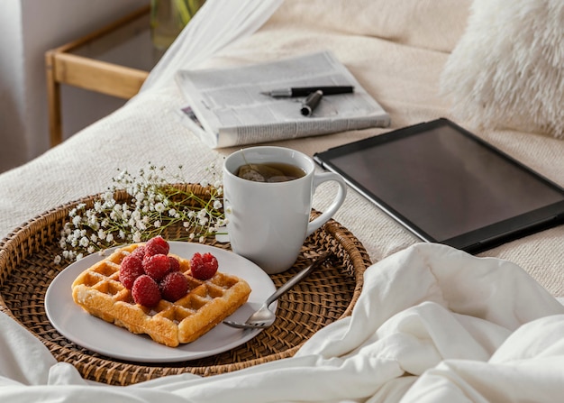 Arranjo de chá e waffle em ângulo alto