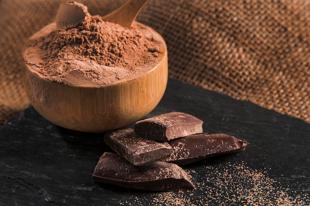 Foto grátis arranjo de chocolate delicioso de alto ângulo em close-up de pano escuro