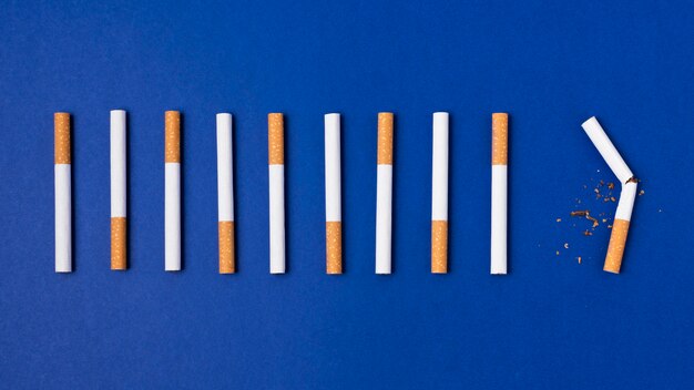 Arranjo de cigarros em fundo azul
