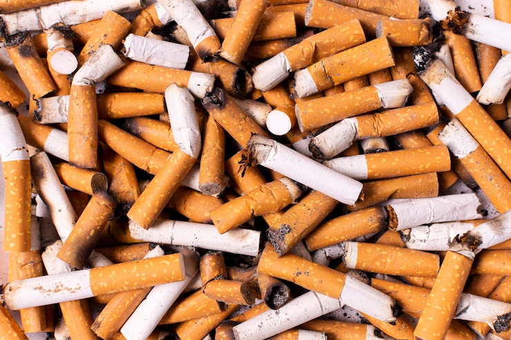 Foto grátis arranjo de cigarros quebrados