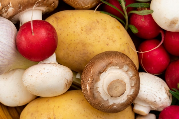 Foto grátis arranjo de cogumelos e batatas