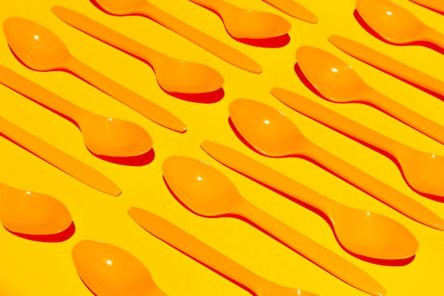 Foto grátis arranjo de colheres de laranja de alto ângulo